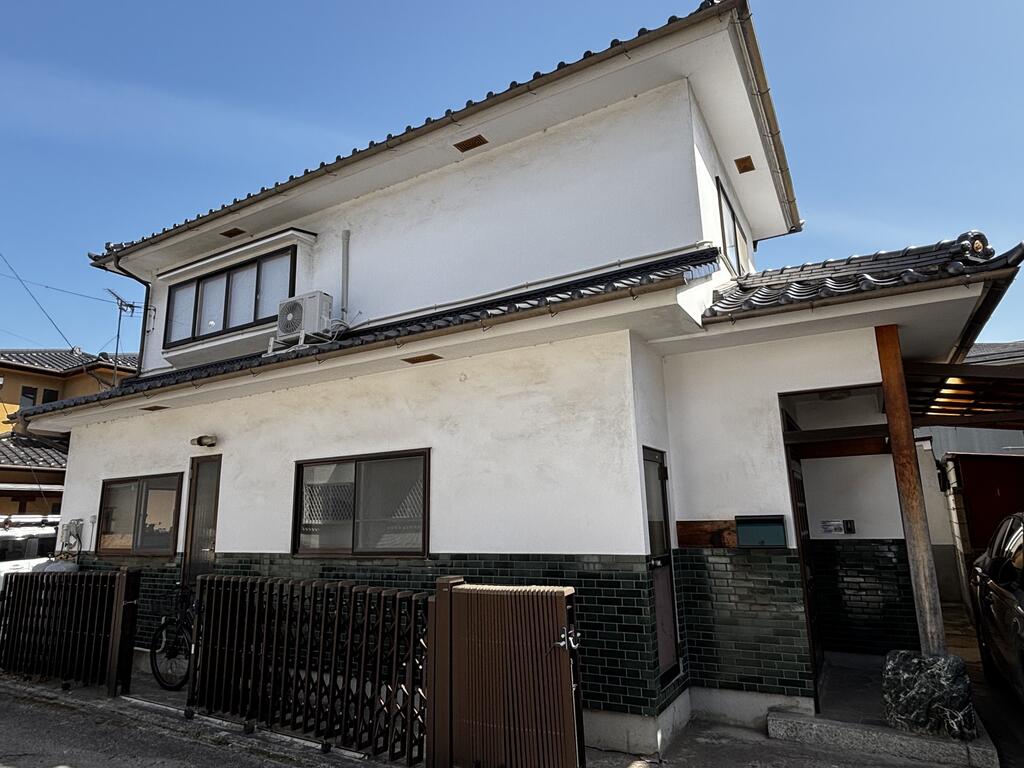 建物外観　白×深緑のコントラストが美しい一軒家