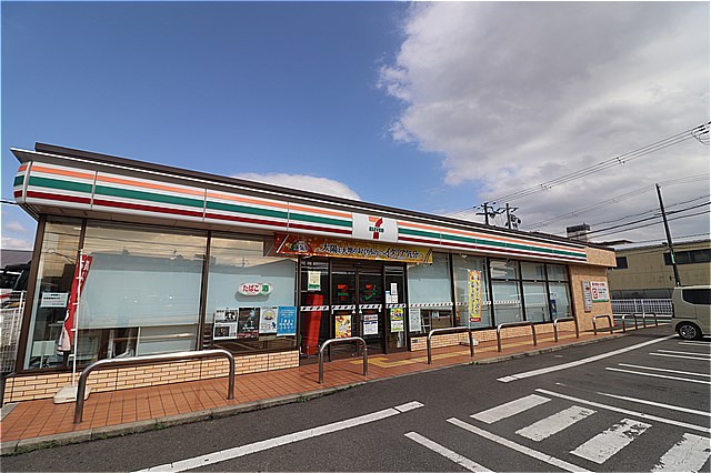 コンビニ　セブンイレブン大東新田西町店（コンビニ）まで245m