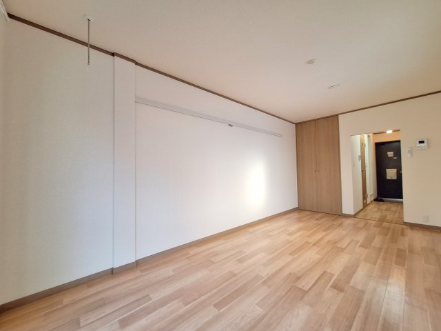 居室・リビング　南東向きなので心地よい日差しが入ります☆