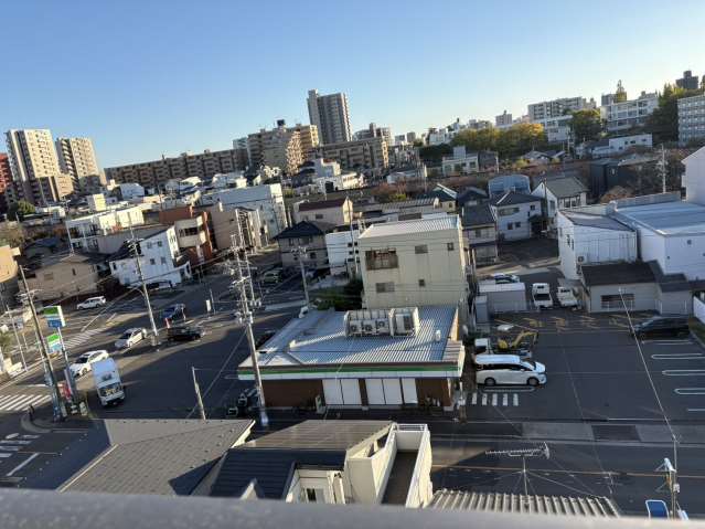 コンビニ　ファミリーマート（コンビニ）まで130m