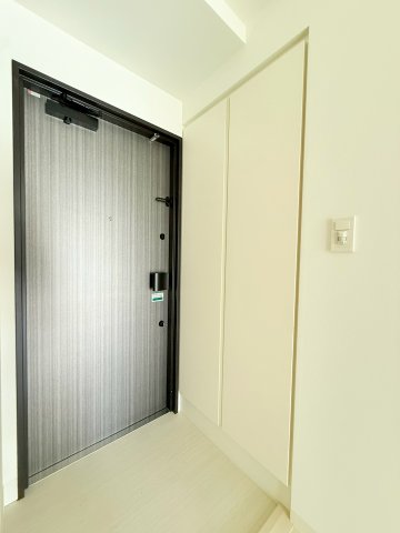 玄関　同シリーズ物件のモデルルームになります※現況優先