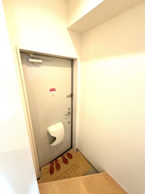 エントランス　建物入り口　号室ごとにドアの色が違っています