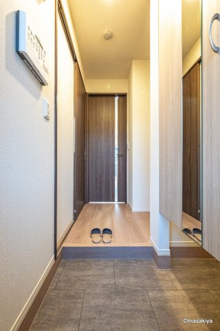 玄関　写真は同じ大和ハウスの最近のものです。参考にご覧ください。