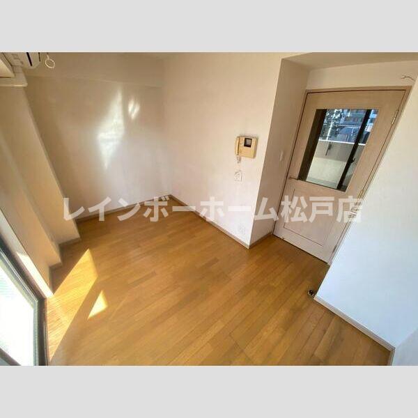 居室・リビング　こちらの居間で趣味の時間をお楽しみください