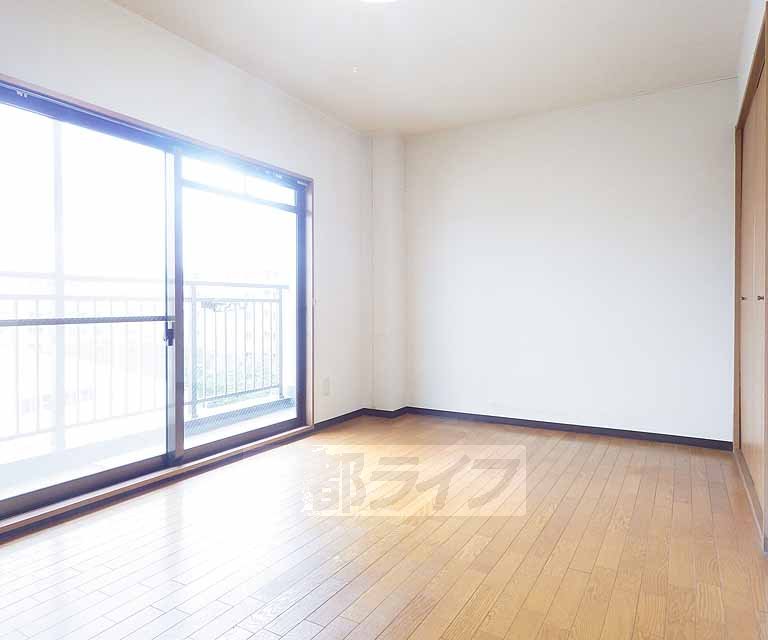 居室・リビング　南向きで明るいお部屋です。