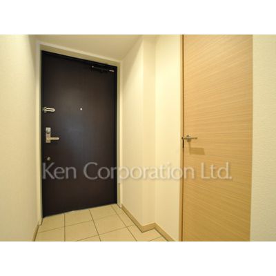 玄関　同タイプ7階のお部屋を撮影。仕様が異なることがあります。