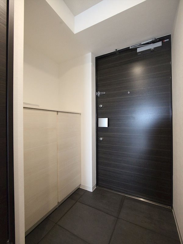 玄関　玄関　シューズボックス付（収納充実してます）　同仕様写真