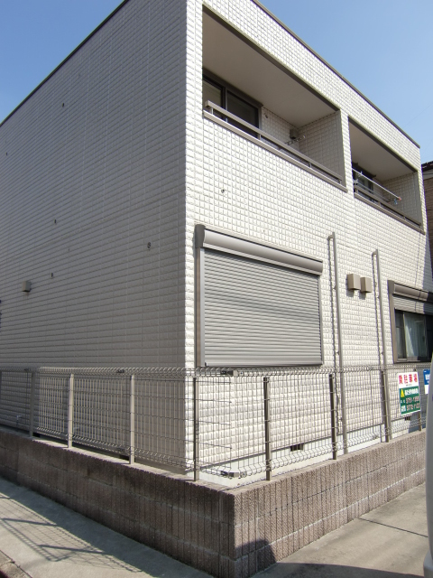 建物外観　高級感ある低層レジデンス