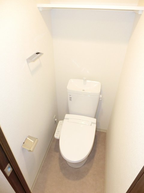 トイレ　同物件別号室の写真です。