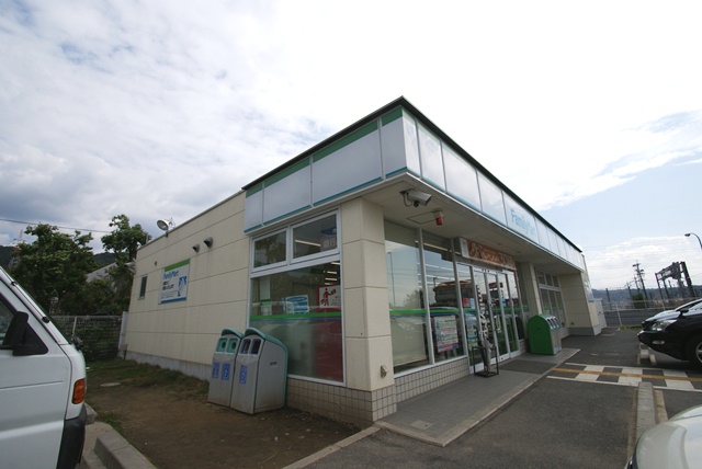 コンビニ　ファミリーマート（コンビニ）まで299m