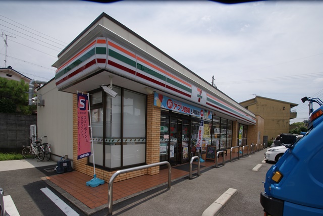 コンビニ　セブンイレブン（コンビニ）まで749m