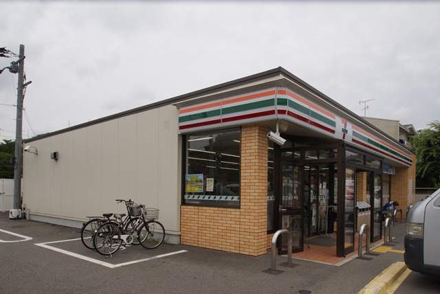 コンビニ　セブンイレブン（コンビニ）まで679m