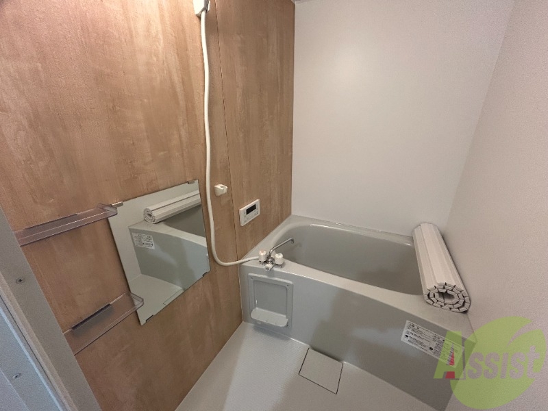 バス・シャワールーム　浴槽には追い焚き機能が付いているので、ゆったりくつろげますね