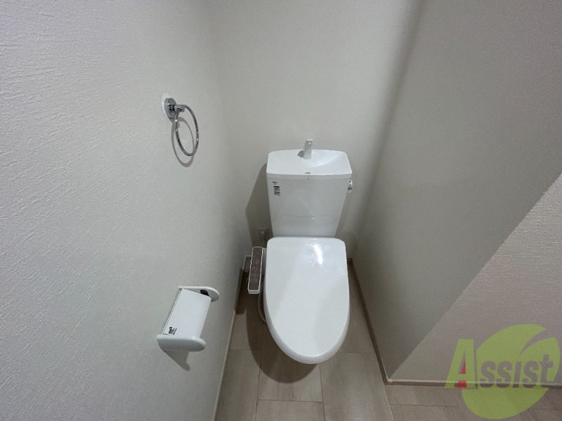 トイレ　ウォッシュレット機能付きで快適にお使いいただけます。