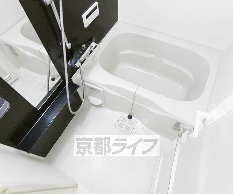 バス・シャワールーム　鏡のある便利なお風呂