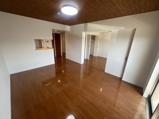 居室・リビング　天井のクロスがこのお部屋の特徴です。