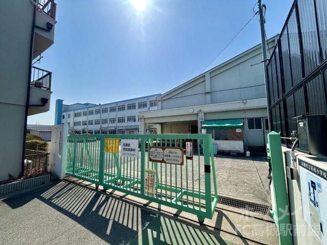 小学校　高槻市立若松小学校（小学校）まで605m