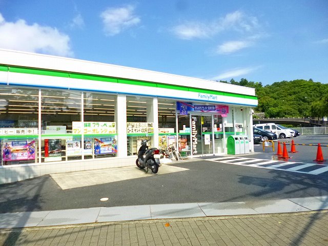 コンビニ　ファミリーマート宝塚山本駅前店（コンビニ）まで152m