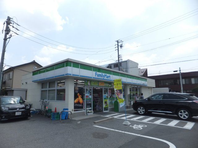 コンビニ　ファミリーマート中村草薙町店（コンビニ）まで581m