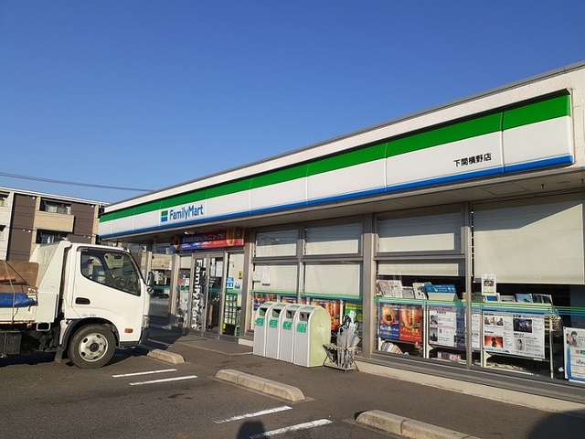 コンビニ　ファミリーマート（コンビニ）まで300m