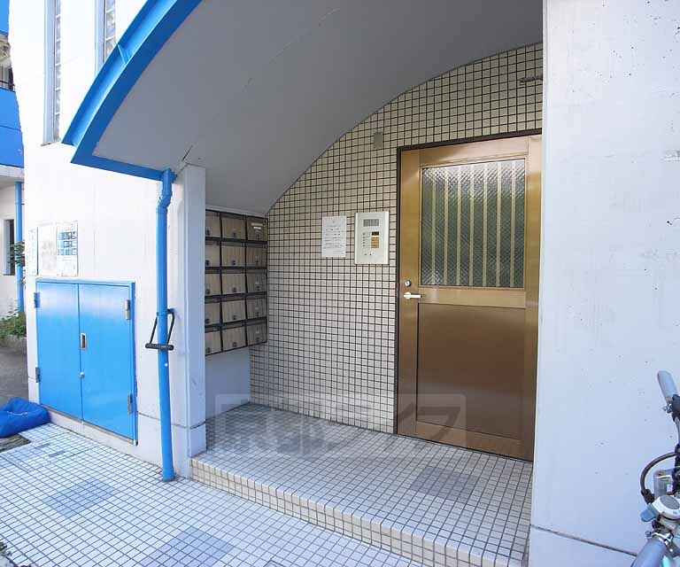 ロビー　建物入口にはオートロックがついています。