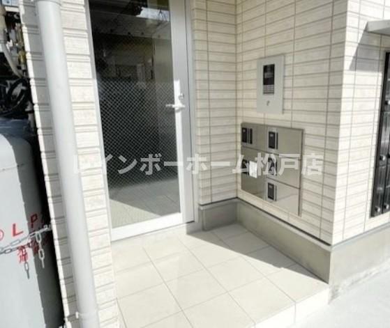 エントランス　落ち着いたエントランスです