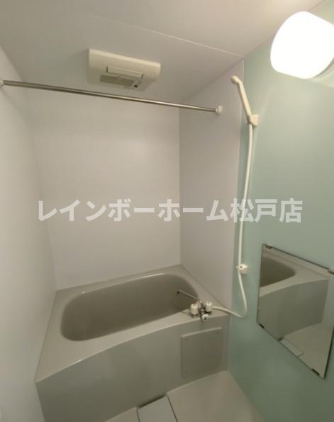 バス・シャワールーム　落ち着いた空間のお風呂です