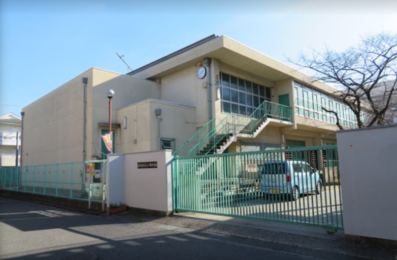 中学校　東大阪市立上小阪中学校（中学校）まで261m