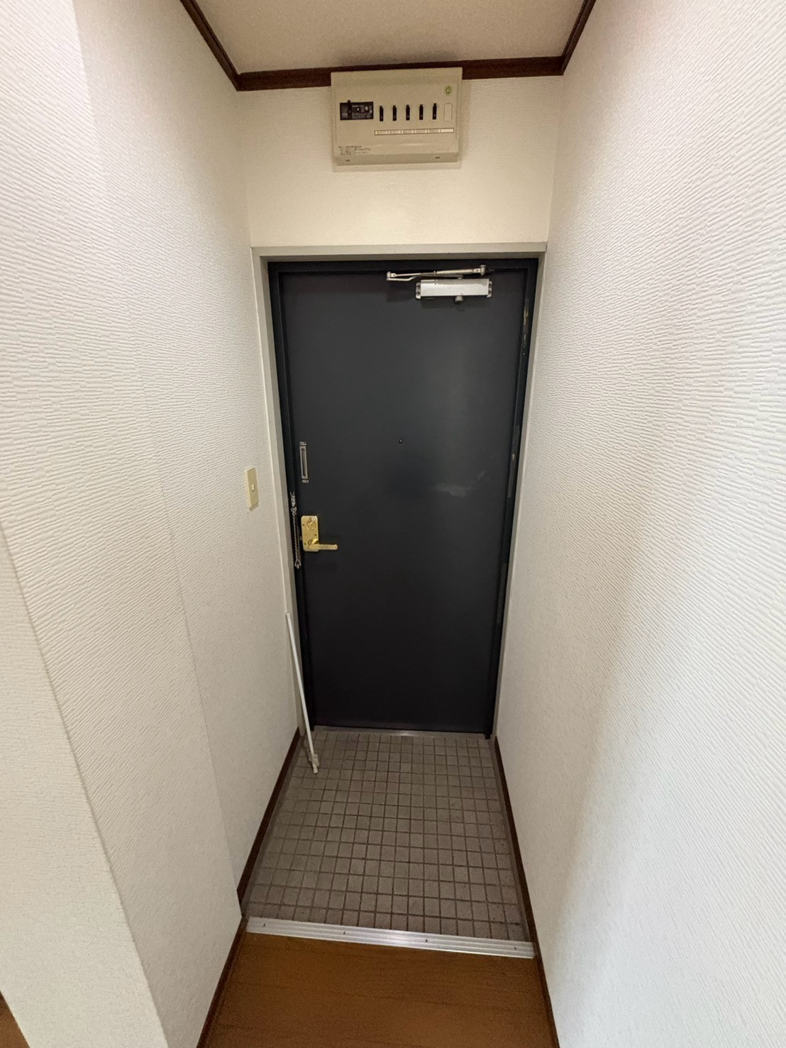 地下鉄谷町線 駒川中野駅 徒歩13分 4階建 築35年の玄関写真
