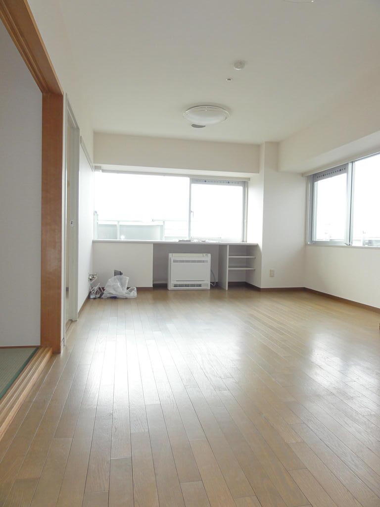 ライオンズタワー谷塚の居間写真