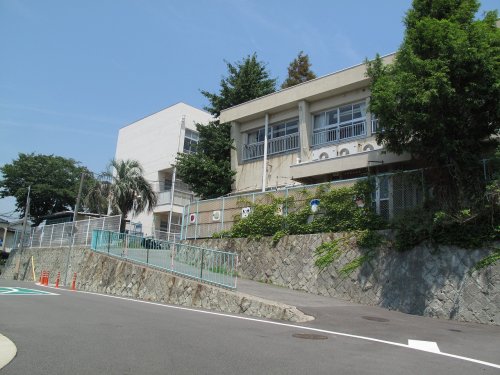 小学校　神戸市立千鳥が丘小学校（小学校）まで749m