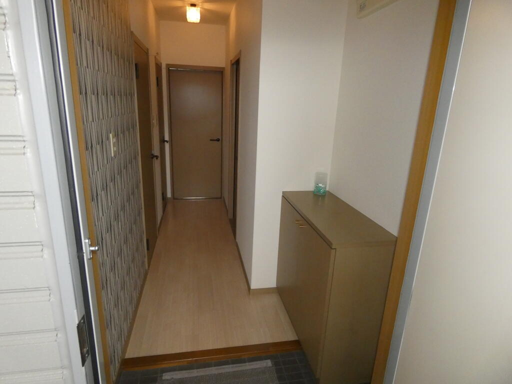 ＪＲ宇都宮線 宇都宮駅 バス乗車時間：10分 最寄りバス停で下車 徒歩3分 4階建 築30年の玄関写真