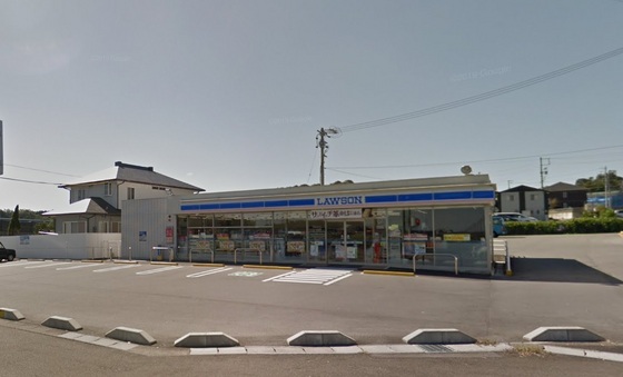 コンビニ　ローソン亀山川合店（コンビニ）まで323m