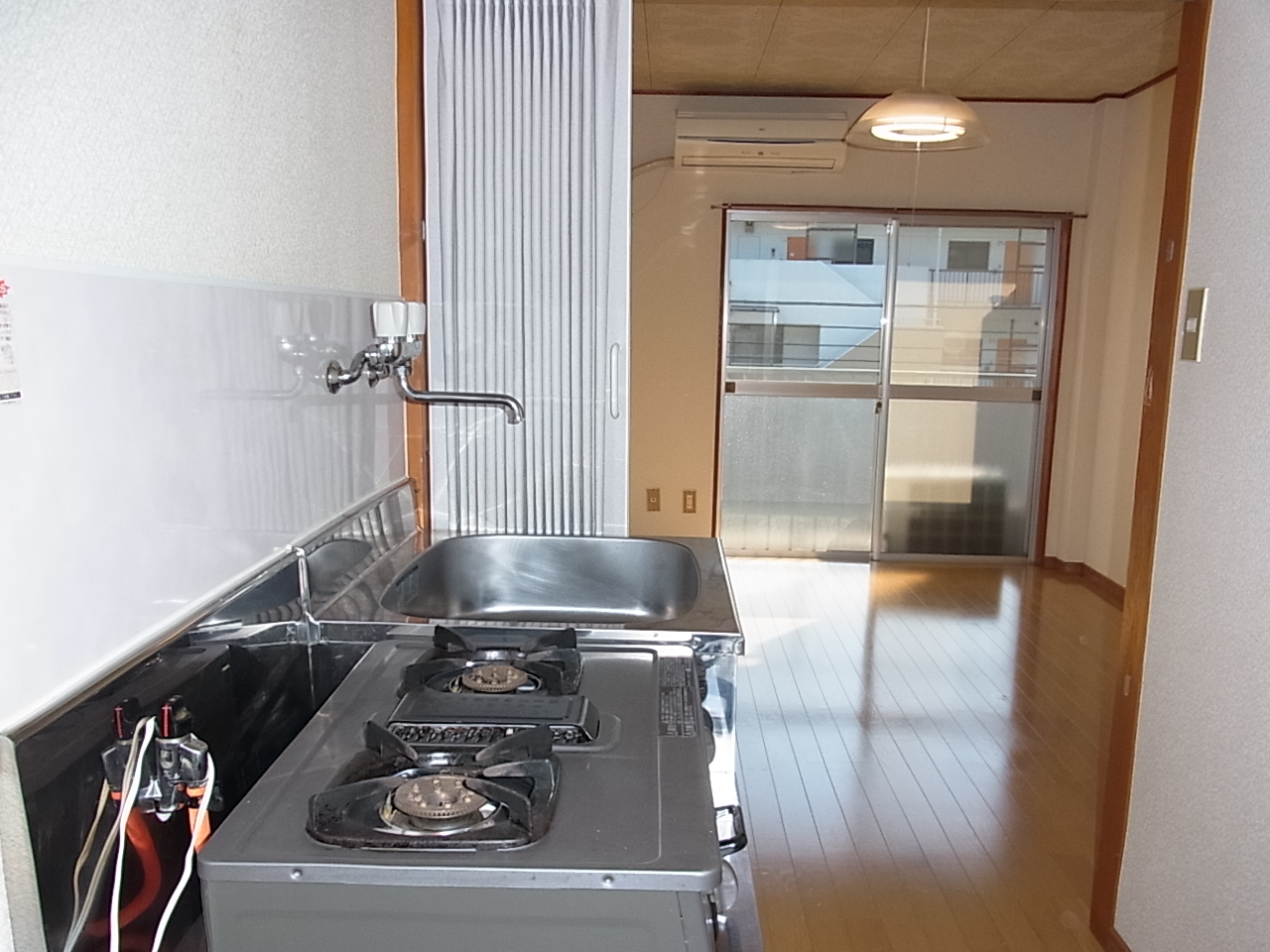 キッチン　明るいキッチン　コンロ取り付けます。