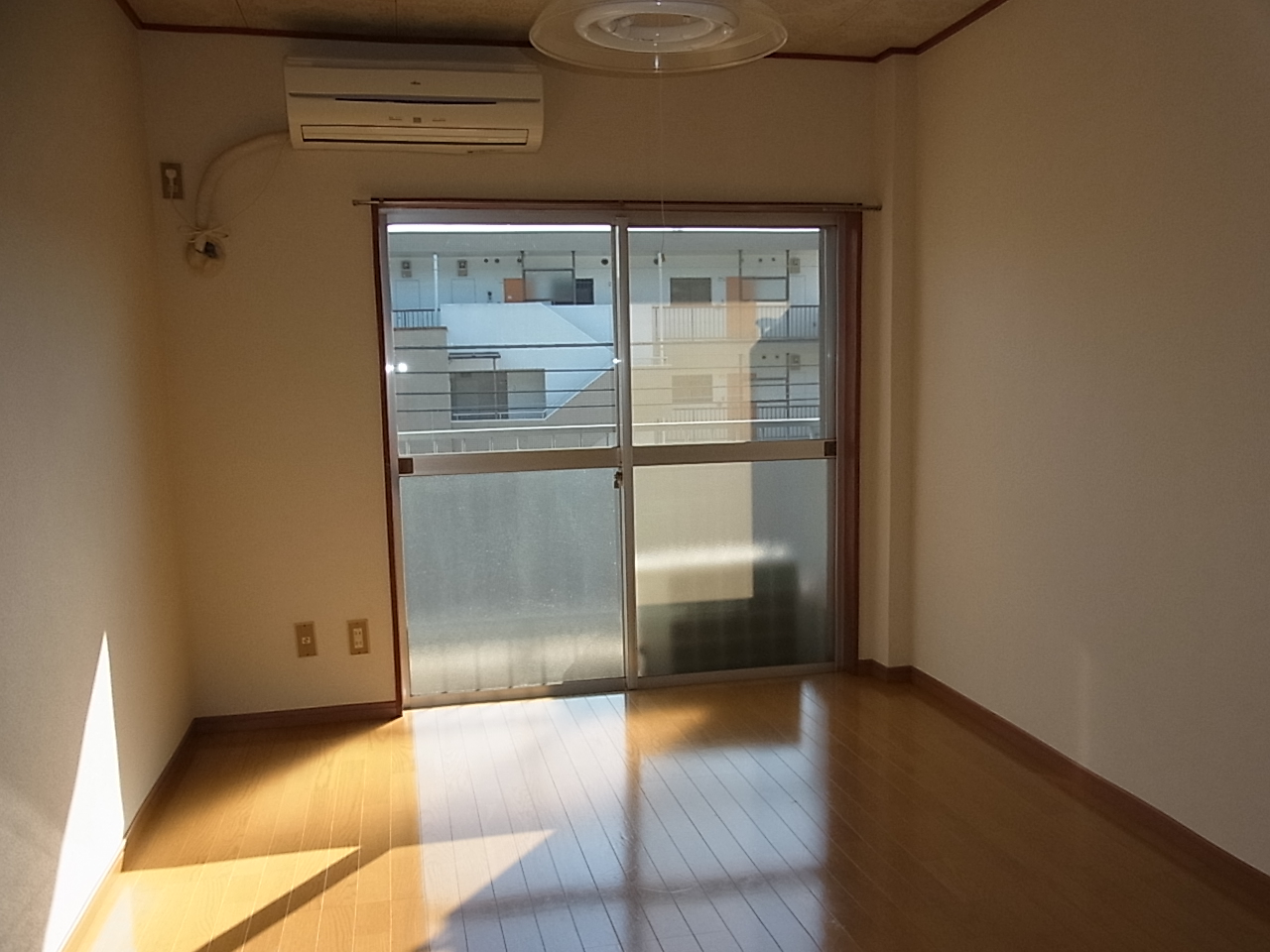 居室・リビング　エアコン付の明るい居室