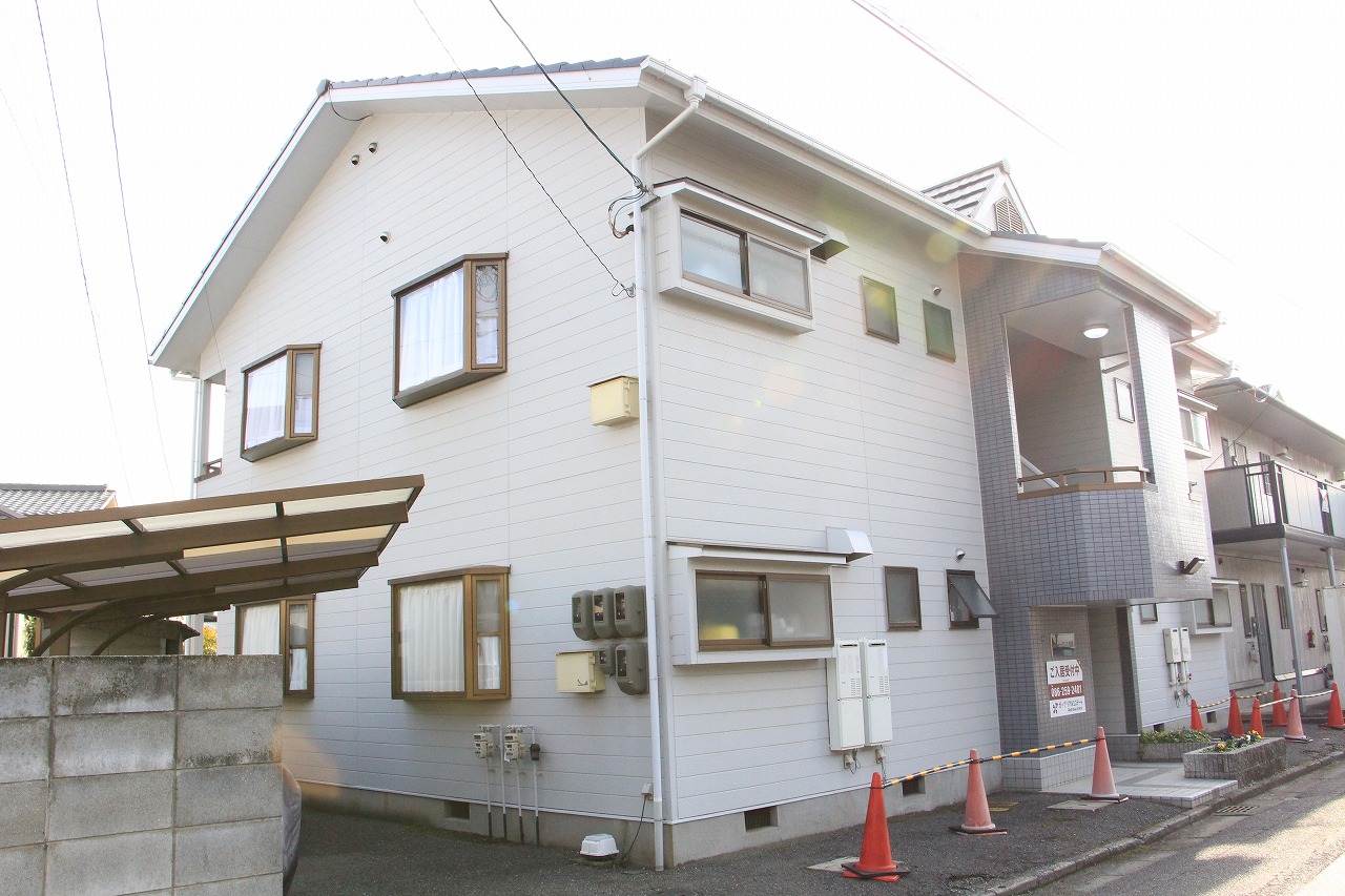 岡山市北区西崎本町のアパートの建物外観