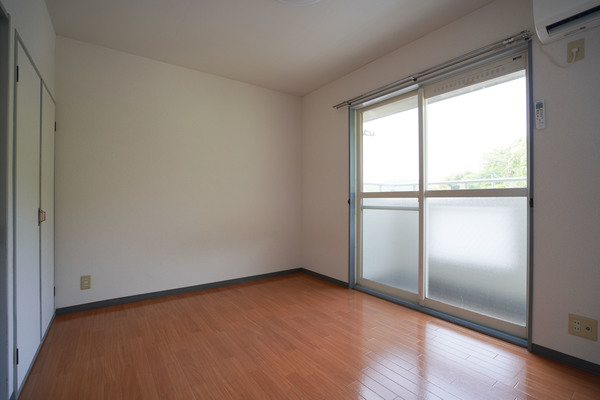 居室・リビング　同じ建物の別なお部屋