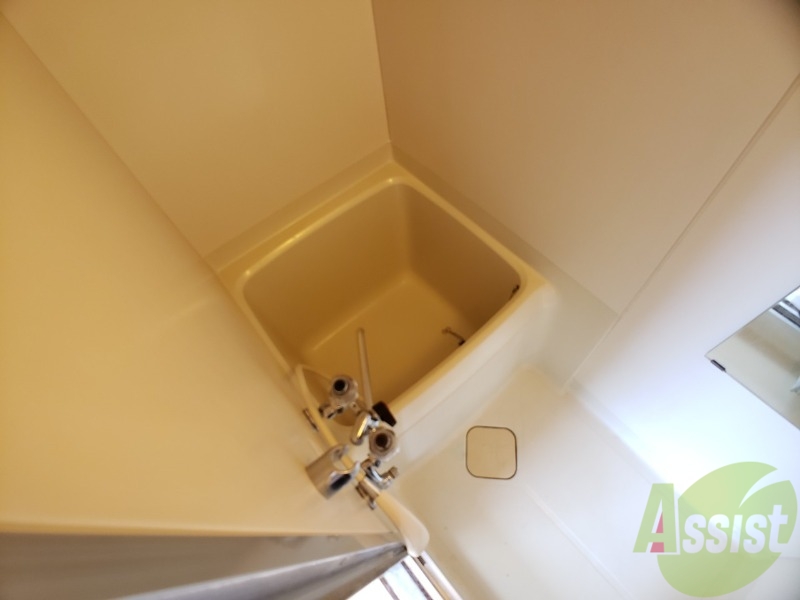 バス・シャワールーム　こちらはお風呂。一日の疲れをここで癒してください。