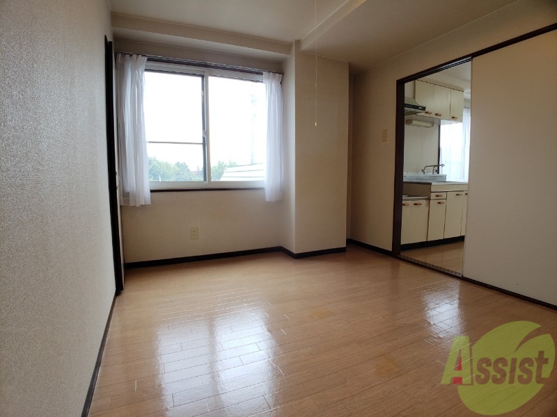 その他部屋・スペース　ダイニングキッチンの隣には洋室があります。寝室ですね。