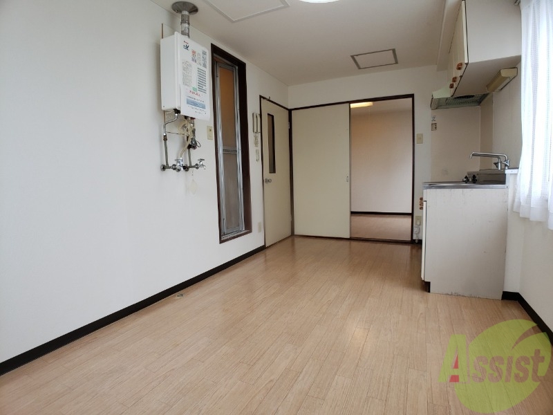 居室・リビング　７帖のダイニングキッチン。ご飯を食べるお部屋ですね。