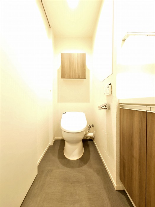トイレ　※写真は類似間取り別部屋。色味等異なる場合があります。