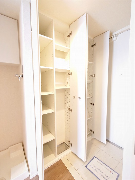 玄関　※写真は類似間取り別部屋。色味等異なる場合があります。