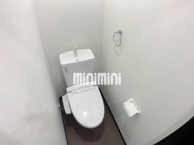 トイレ　温水便座付きのトイレです。