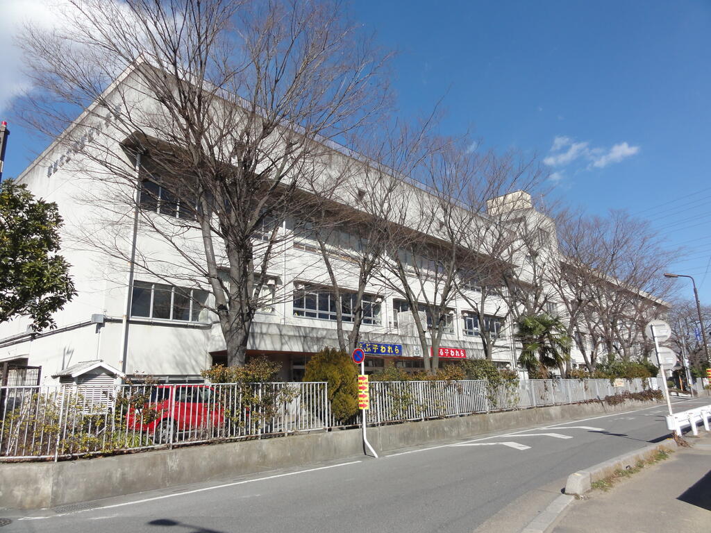 小学校　草加市立両新田小学校（小学校）まで949m