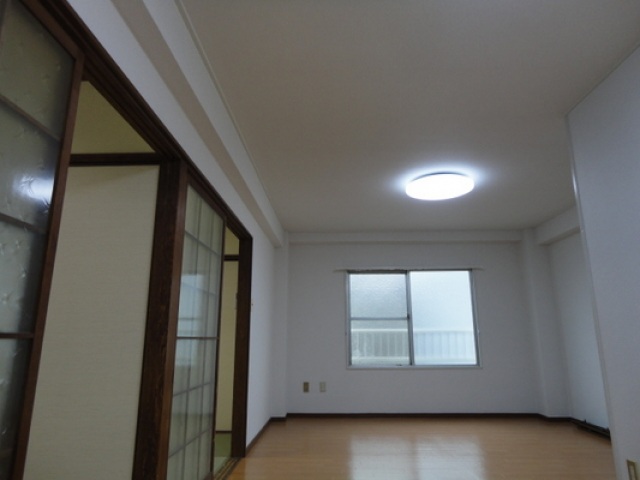 居室・リビング　写真は別号室です。