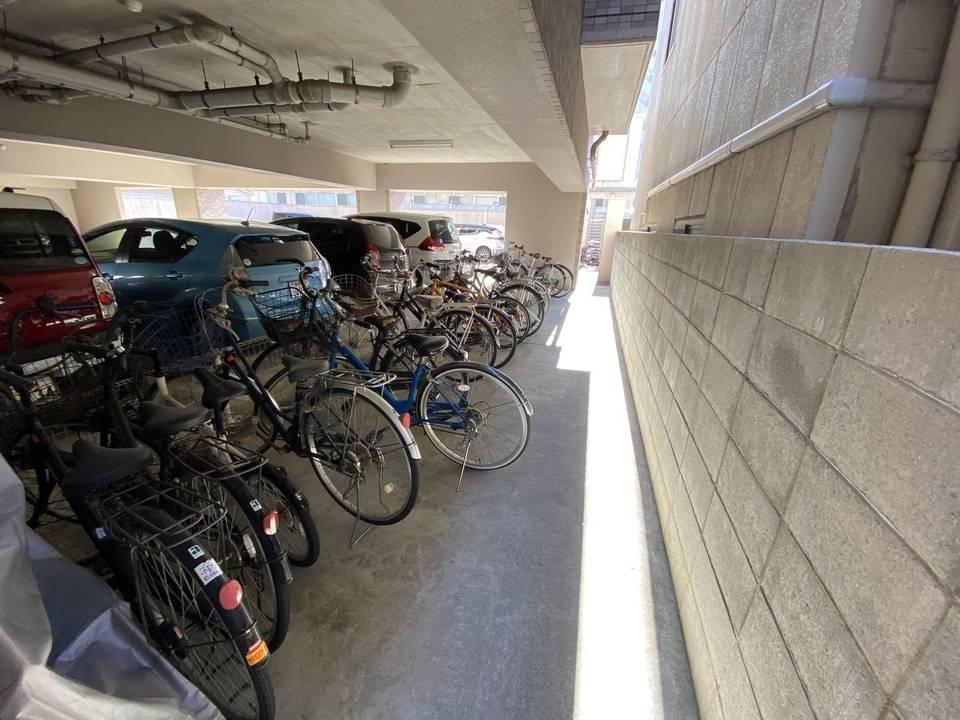 【松山市萱町のマンションの駐車場】