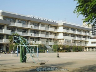 【府中市八幡町のマンションの小学校】