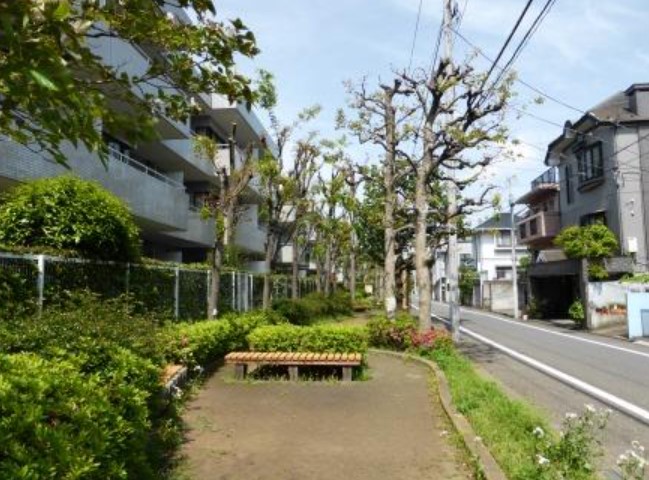 【世田谷区中町のマンションの公園】