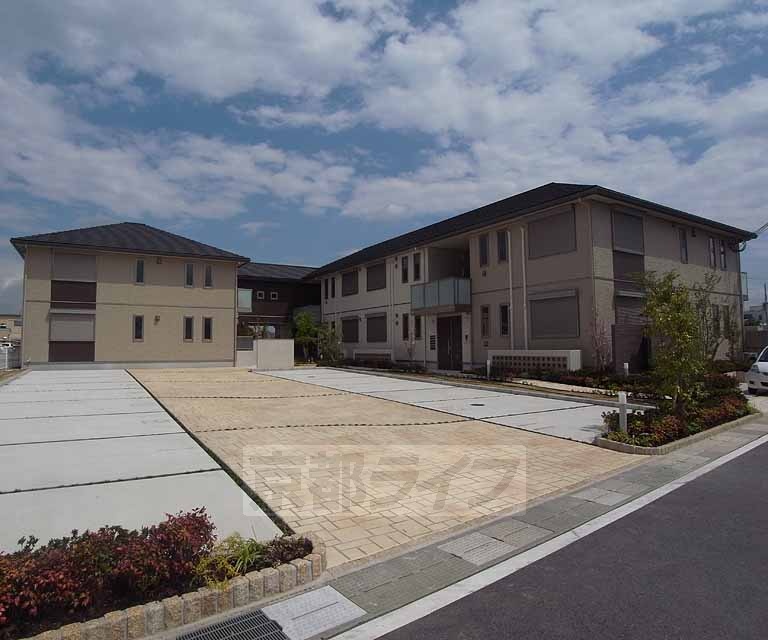 京都市南区久世築山町のアパートの建物外観