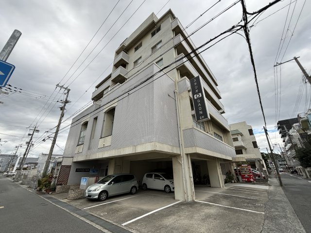 【マジェスティコート東雲町の建物外観】